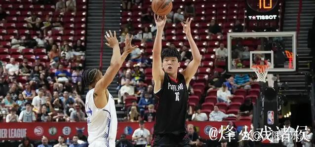 科林斯表现平平:全场10投5中,贡献10分2篮板1助攻1盖帽 科林斯表现平平:全场10投5中,贡献10分2篮板1助攻1盖帽